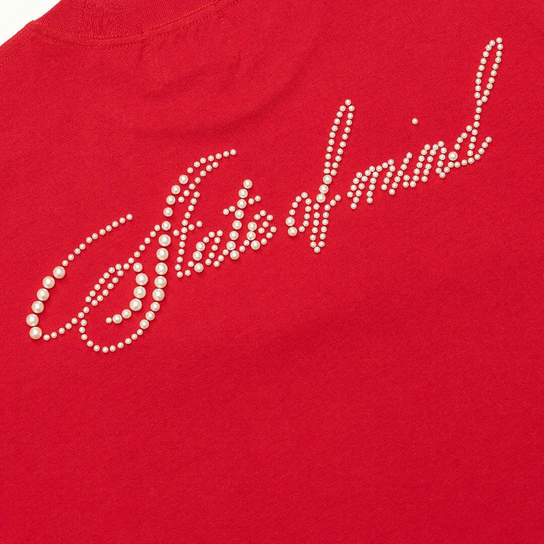 BLESSED 26 : CURSIVE PEARL LOGO TEE RED
