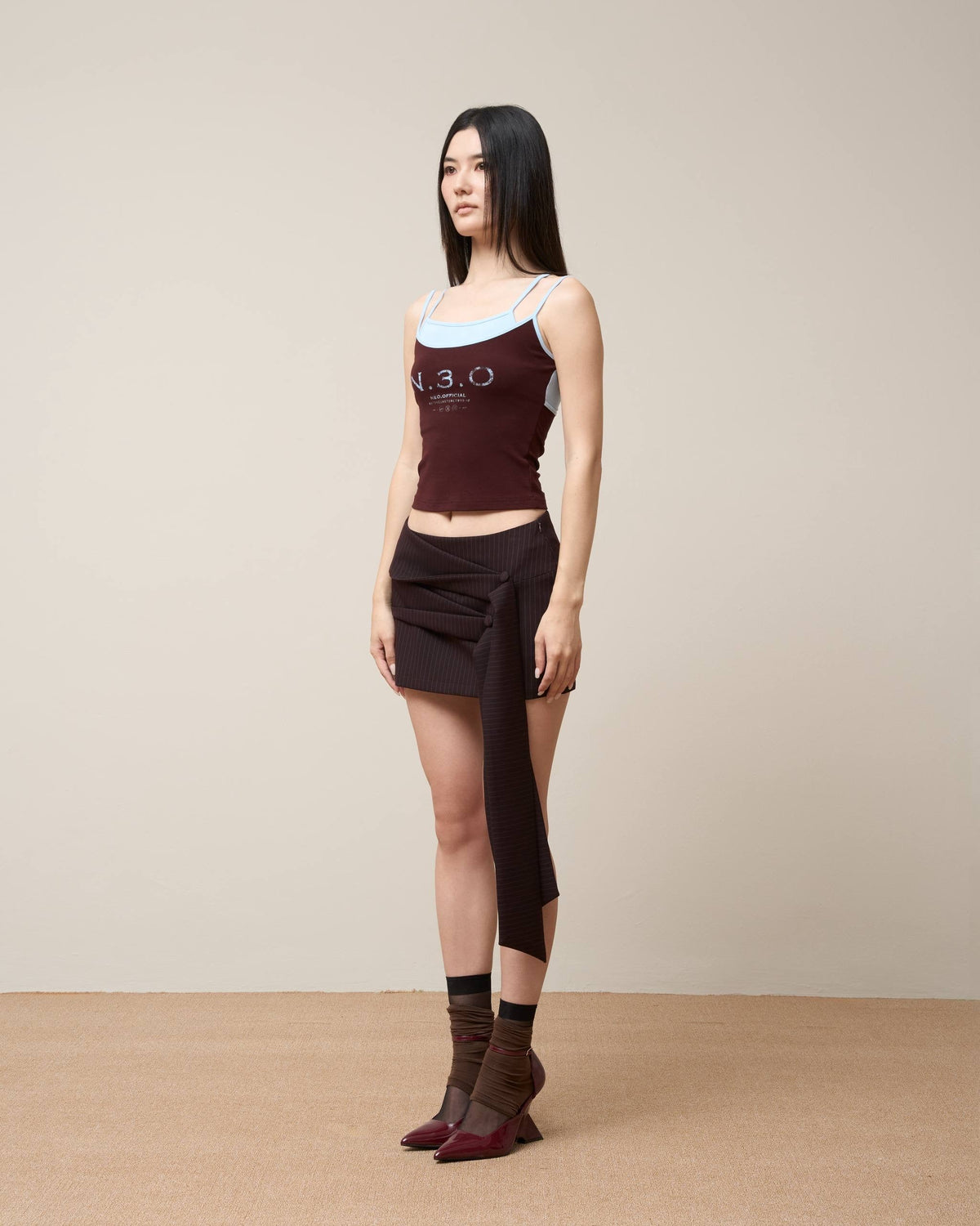 ASYMMETRICAL DRAPE TIE MINI SKIRT BURGUNDY