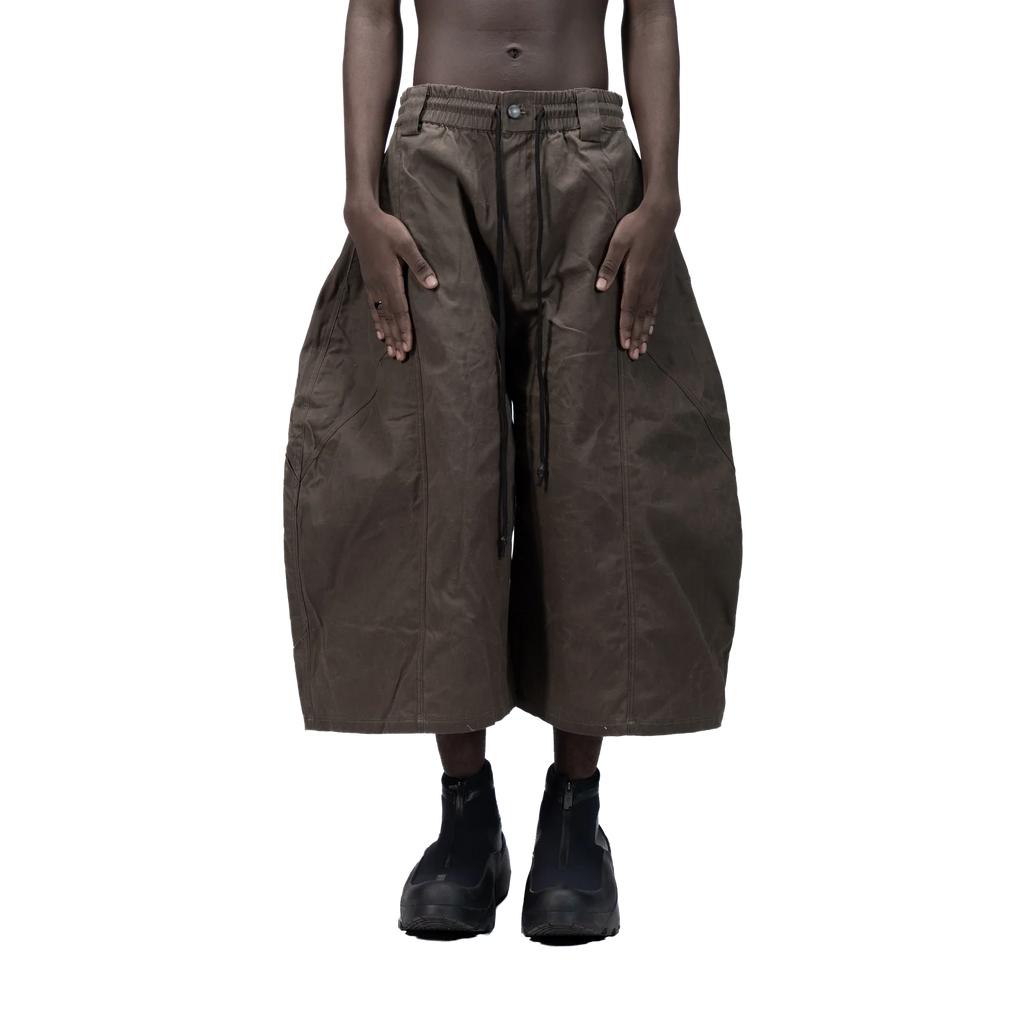 SPLIT CURVE JORTS - BROWN