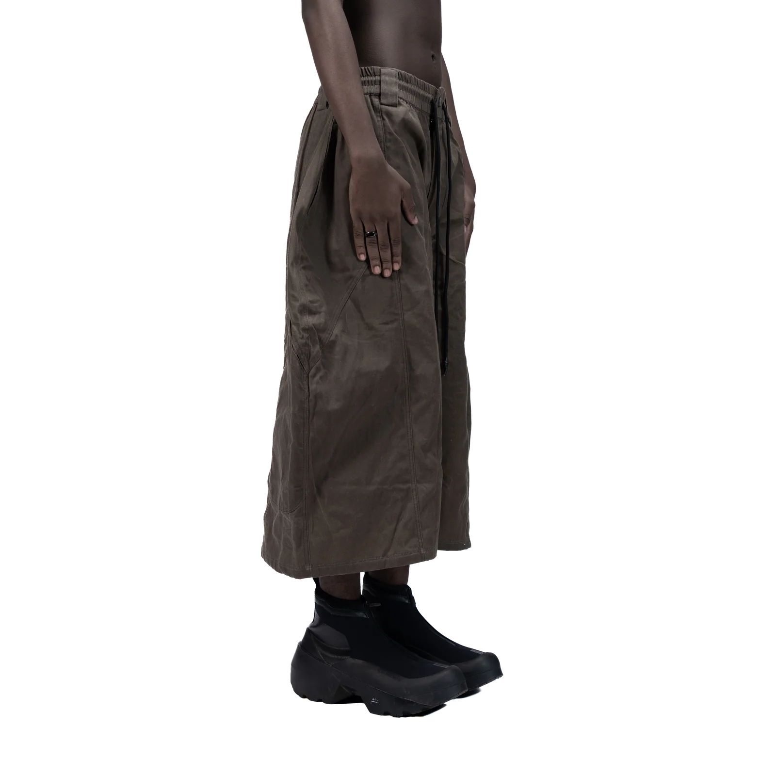 SPLIT CURVE JORTS - BROWN