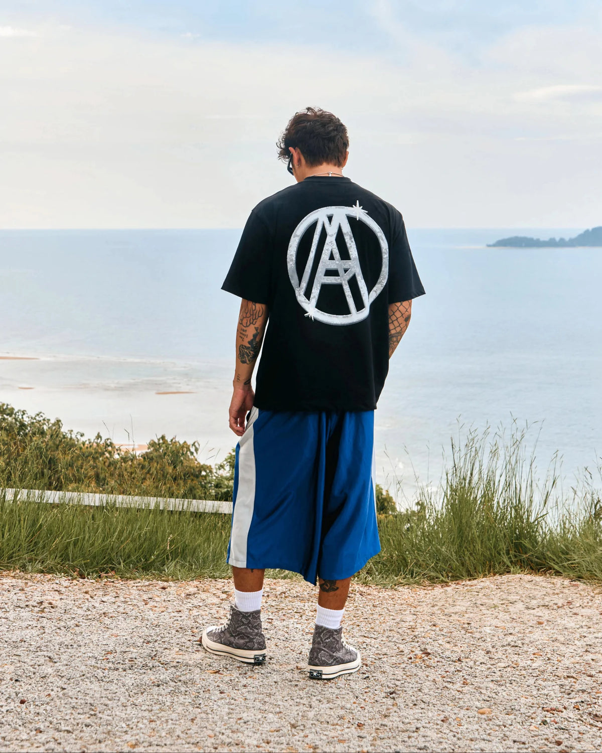 SHINE LOGO TEE BLACK