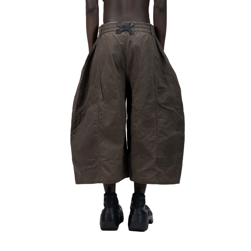 SPLIT CURVE JORTS - BROWN