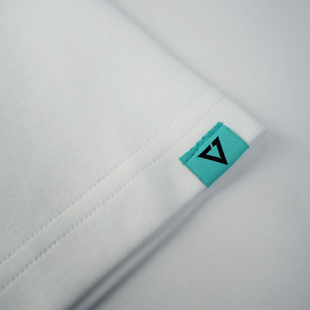BASIC26 TRIANGLE LOGO TEE WHITE