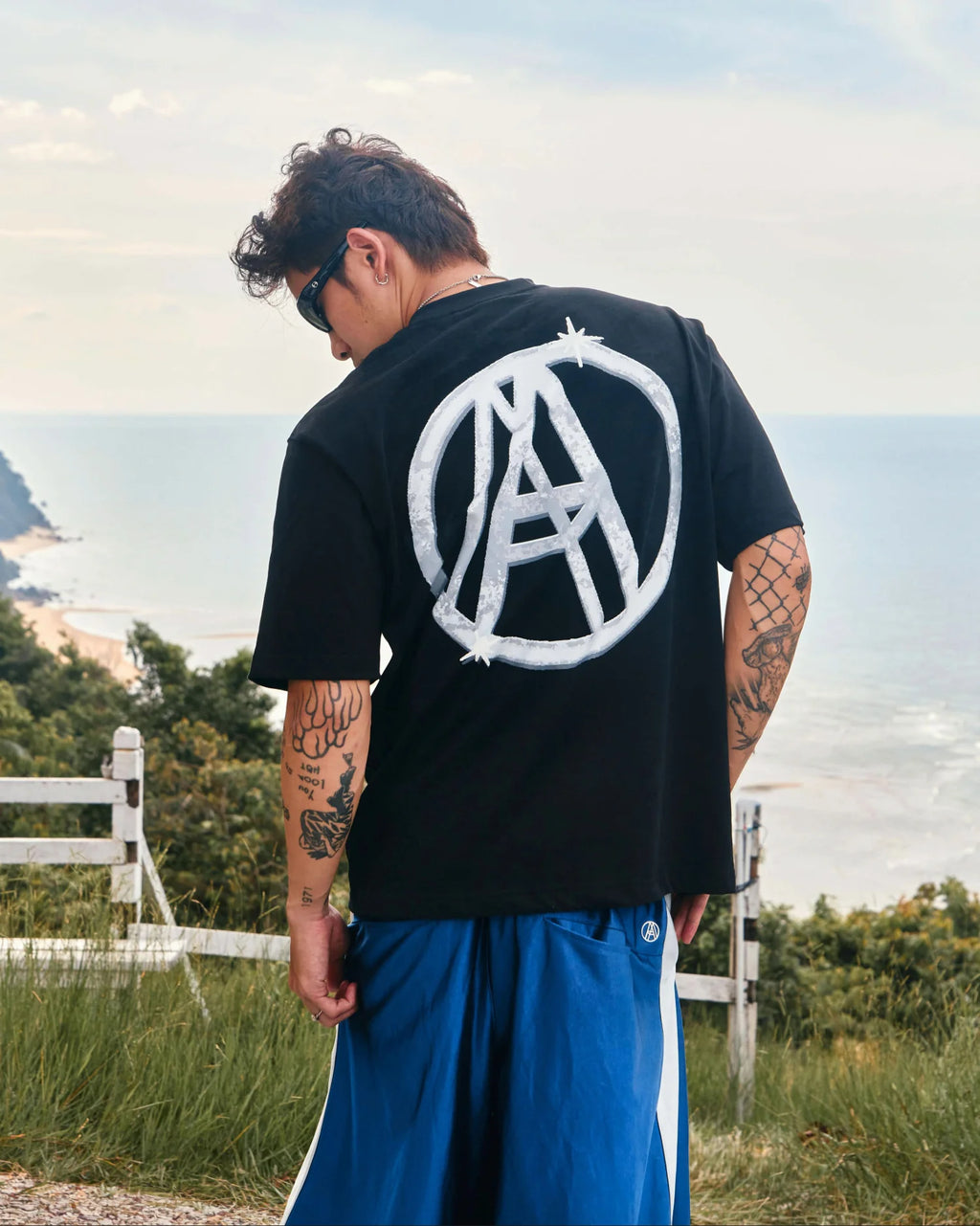 SHINE LOGO TEE BLACK