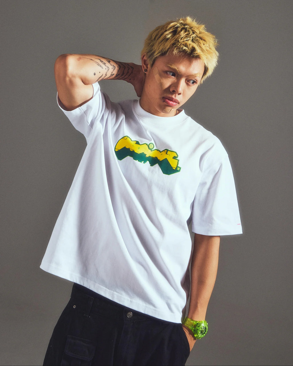GRAFFITI SPELLOUT TEE WHITE
