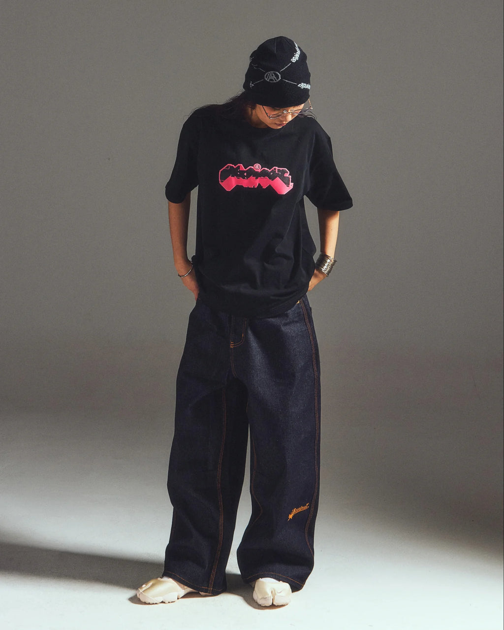 GRAFFITI SPELLOUT TEE BLACK