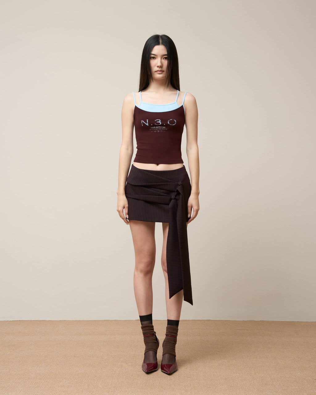 ASYMMETRICAL DRAPE TIE MINI SKIRT BURGUNDY