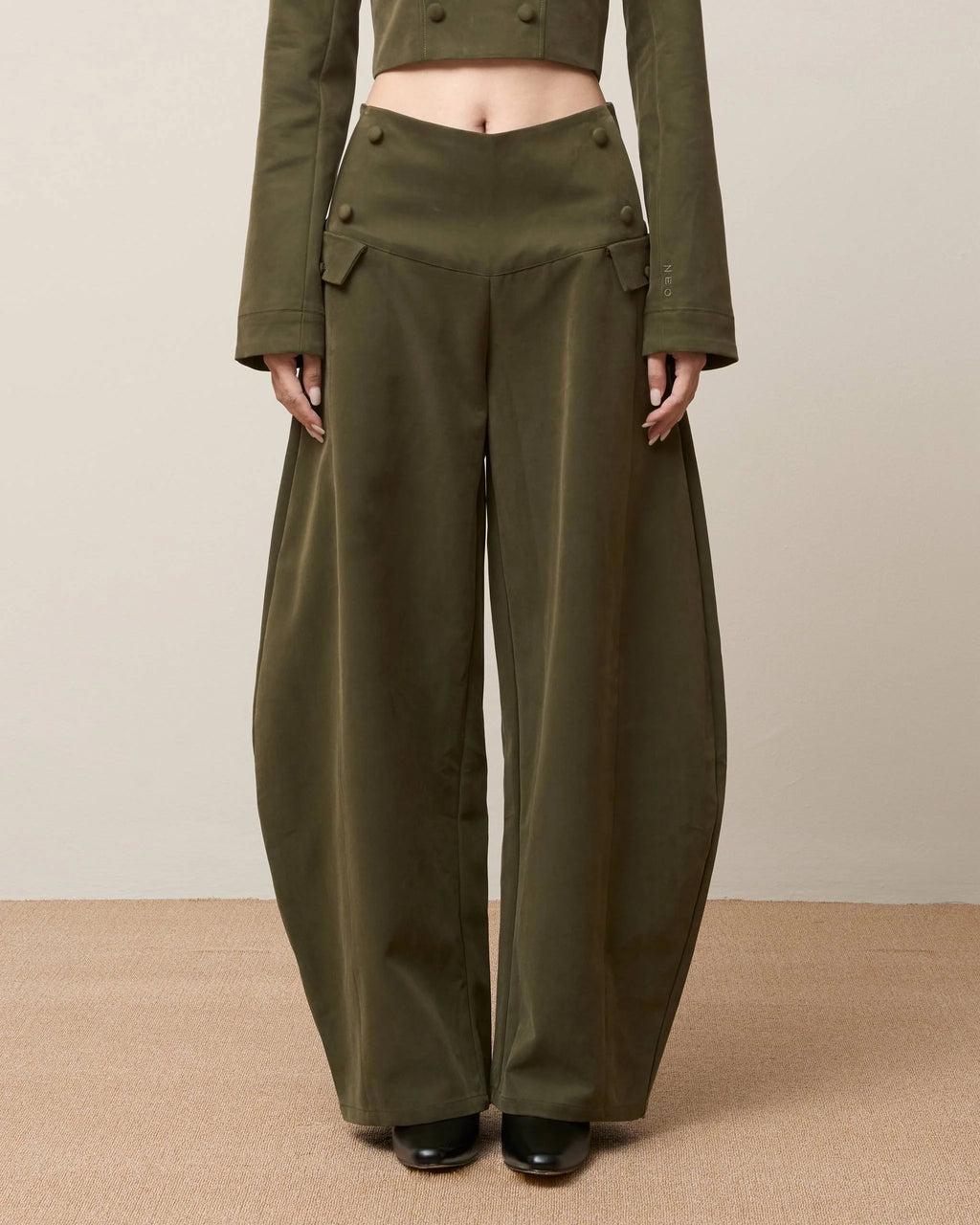 BUTTON BARREL LEG TROUSERS GREEN