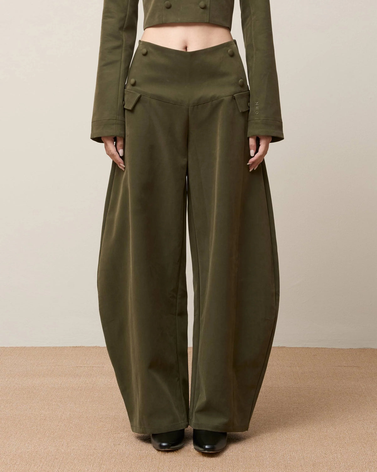 BUTTON BARREL LEG TROUSERS GREEN