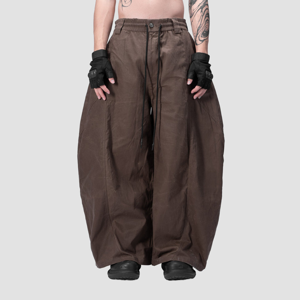 SPLIT CURVE PANTS - BROWN