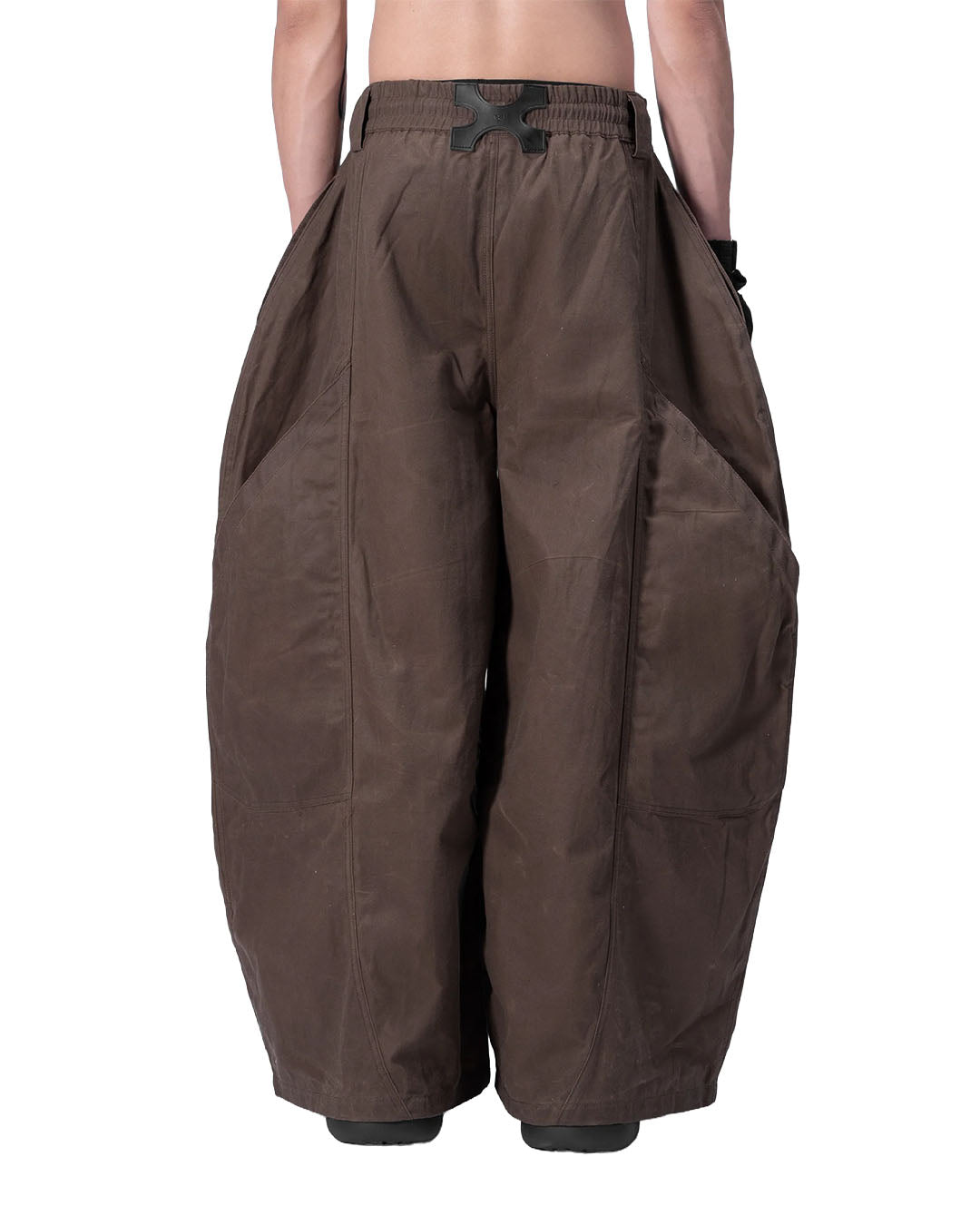 SPLIT CURVE PANTS - BROWN